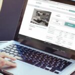 notebook na kterém běží aukce